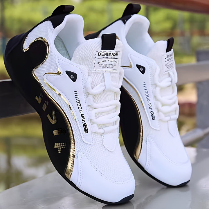 Weisser Dad Sneaker mit goldenen Akzenten