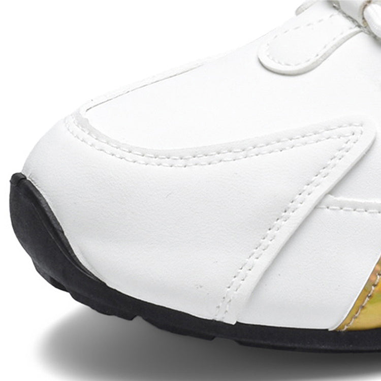 Weisser Dad Sneaker mit goldenen Akzenten