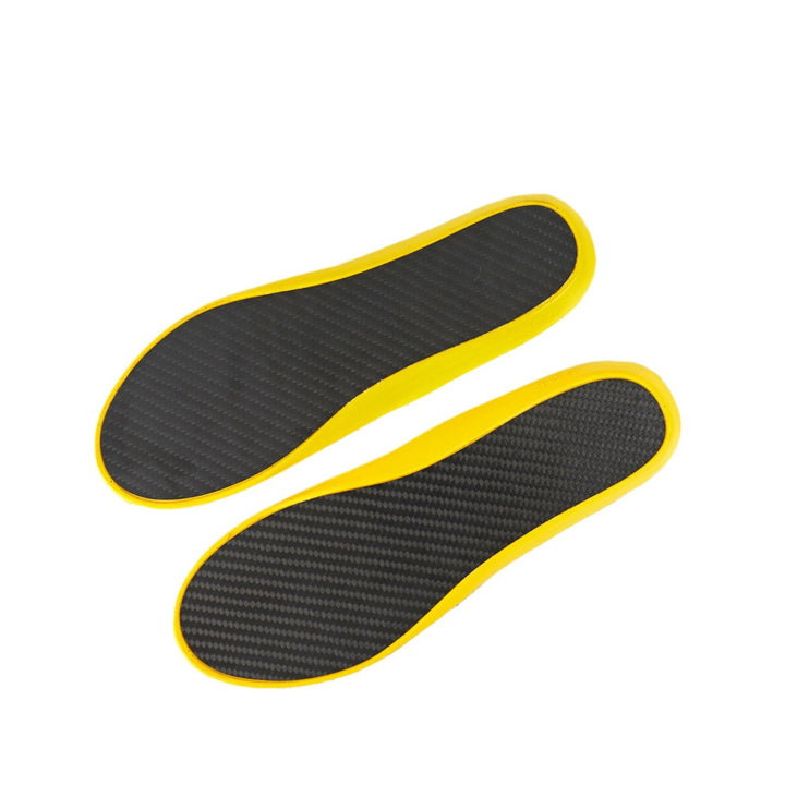 Einlegesohlen mit Carbonfaser-Muster und gelben Rändern